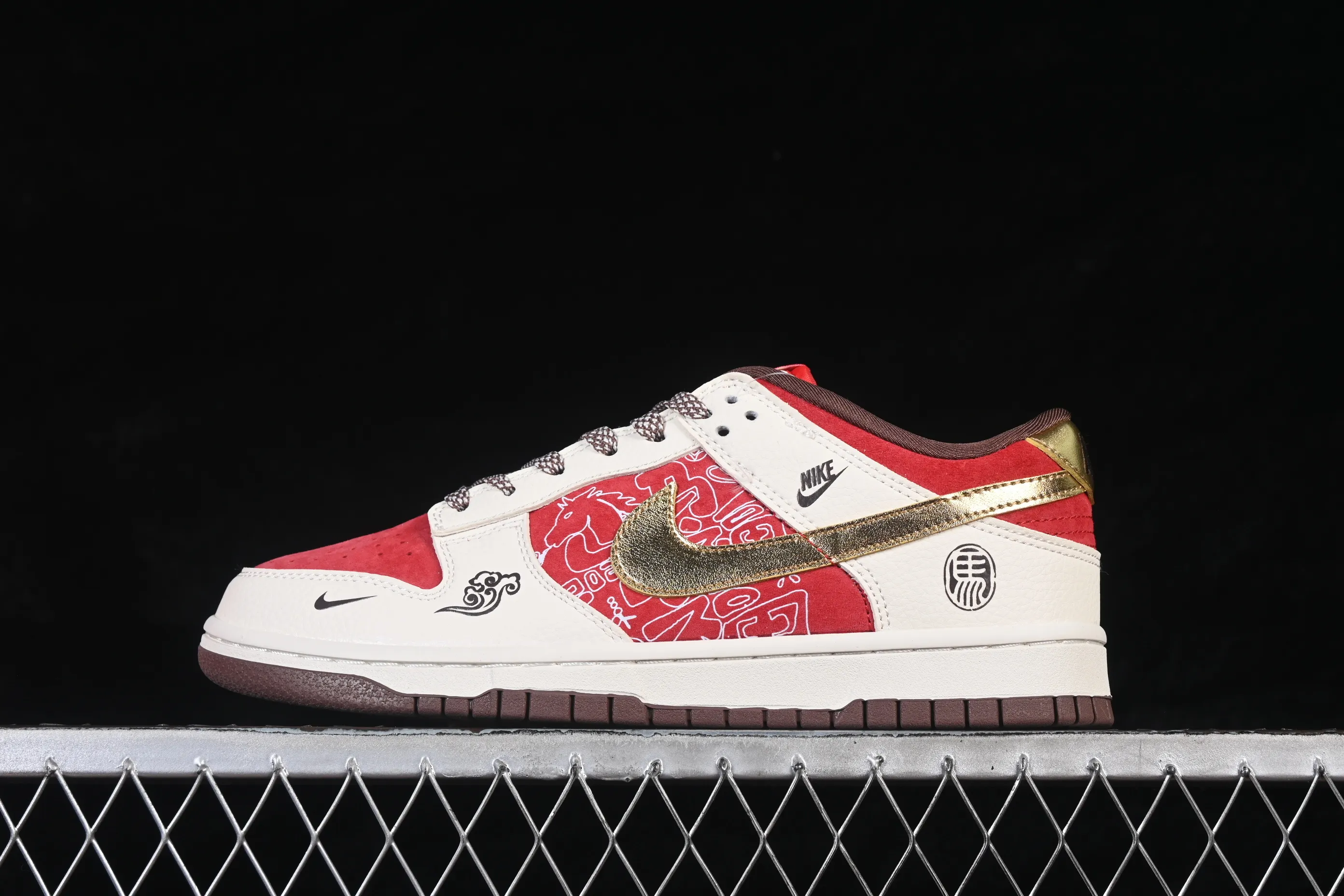 All categories Nk SB Dunk Series Nk SB Dunk Low High-end customized low-top sneakers Nike SB Dunk Low Limited to the Year of the Horse Red, white and gold contrast colors High-end customized low-top casual sneakers DN3168-025